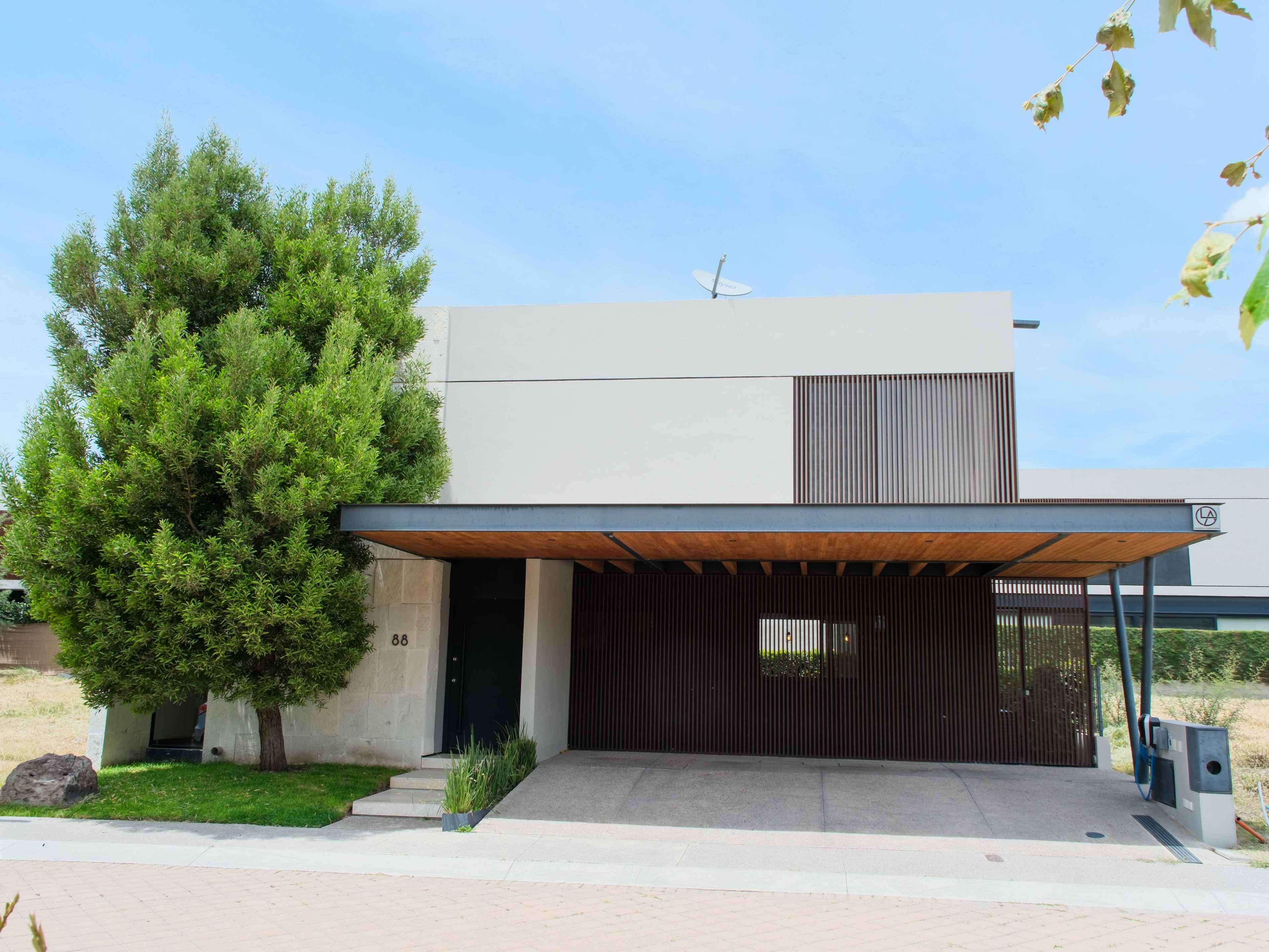 casa en venta en lomas del campanario norte queretaro con 270 m2 de terreno y 354 m2 de construccion pRv2lxm